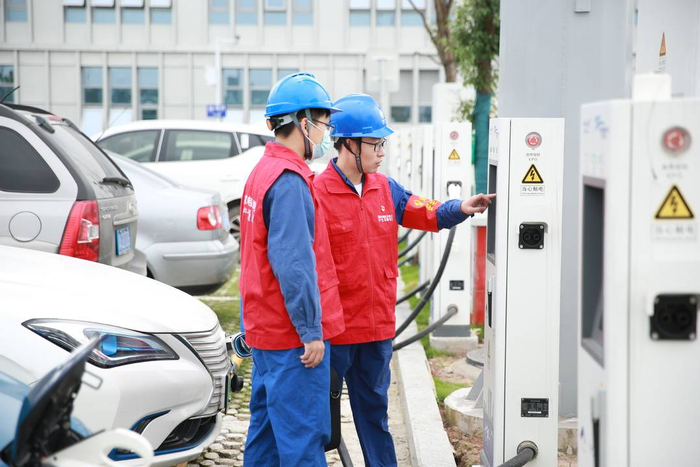 对天府国际机场停车场充电桩进行检查 。李帆摄