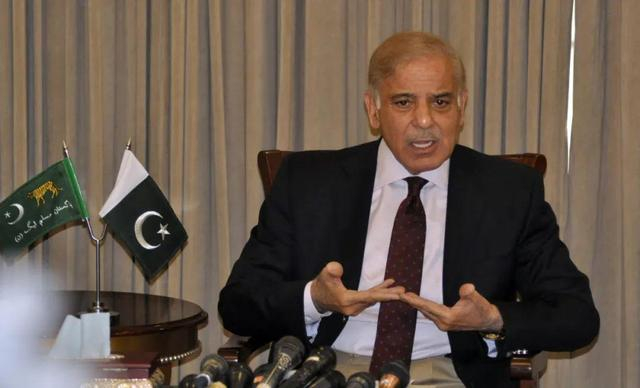 当地时间4月1日，巴基斯坦伊斯兰堡，夏巴兹·谢里夫现身。图/IC photo