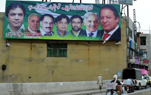 当地时间2017年8月8日，巴基斯坦拉瓦尔品第，海报右一为纳瓦兹·谢里夫。图/IC photo