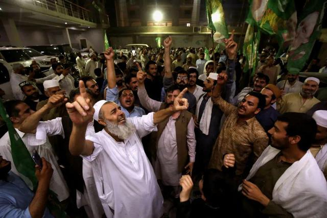 当地时间4月11日，巴基斯坦白沙瓦，民众庆祝巴基斯坦新任总理夏巴兹·谢里夫宣誓就职。 图/IC photo