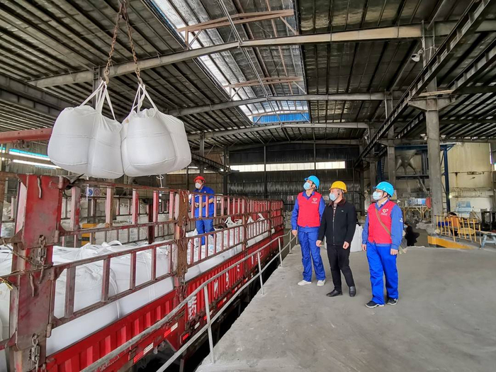 用电检查员在青衣江元明粉厂开展用电检查工作。牟雯雯摄