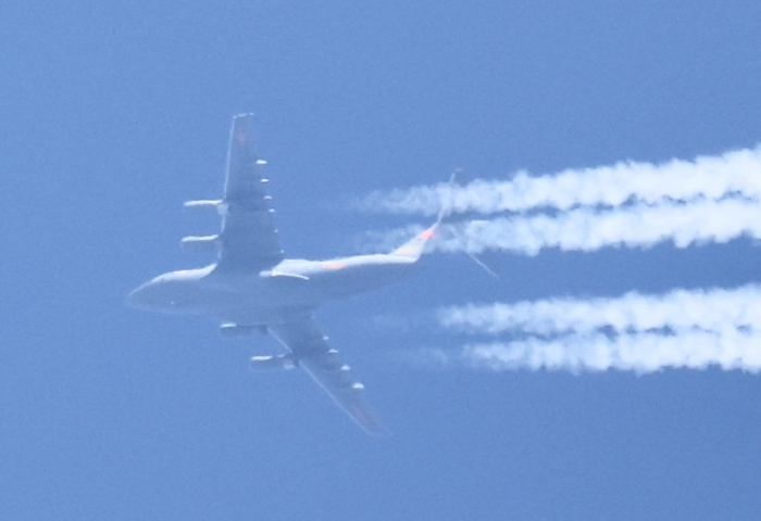在博斯普鲁斯海峡上空飞行的运-20