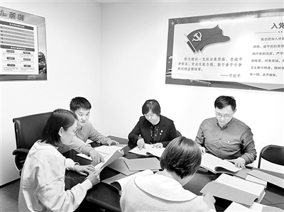 王文才违规操作项目问题线索被发现后，长城公司迅速调配力量组成专项审计组，赴内蒙古分公司开展专项审计。图为专项审计结束后，长城公司纪委工作人员对审计发现的问题进行分析研判。黄煌 摄