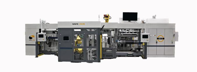 　　图为萨驰研发制造智能化半钢子午胎一次法成型机