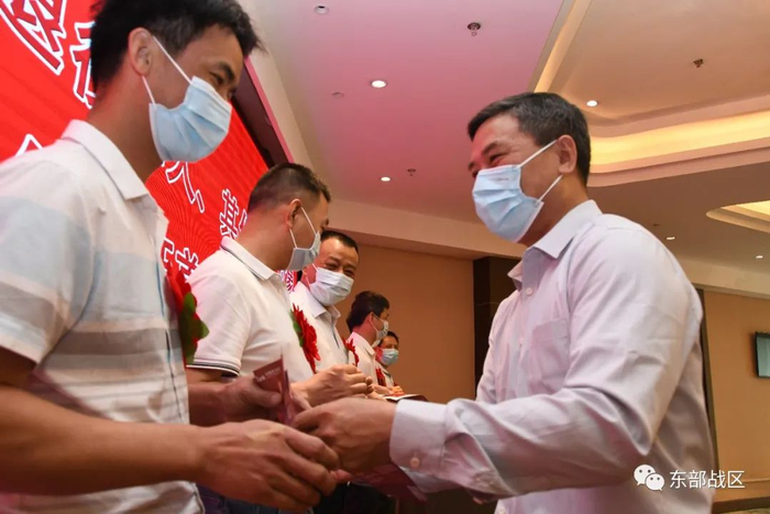 ▲颁发优待证。