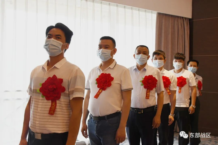 ▲6名退役军人代表准备领取优待证。