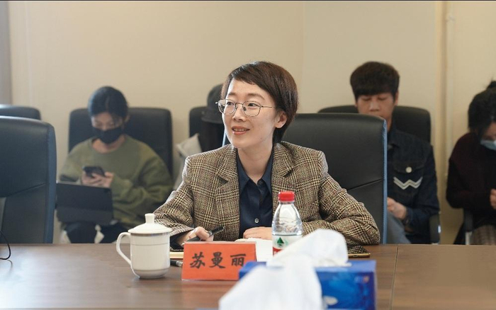 新京报社编委、贝壳财经总编辑苏曼丽现场发言。  图/新京报贝壳财经记者 祁明远 摄