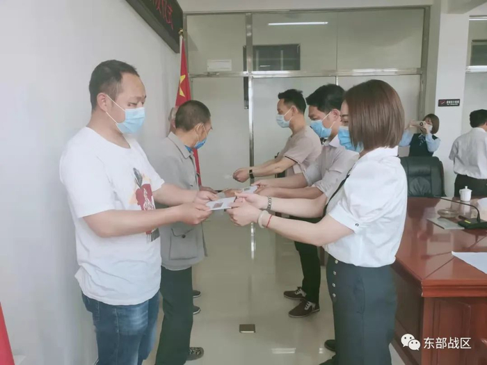 ▲颁发优待证。