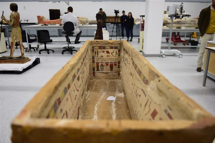 图为在埃及开罗大埃及博物馆内拍摄的木棺