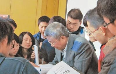  下课后，同学们找李德仁院士（中）签名。资料照片