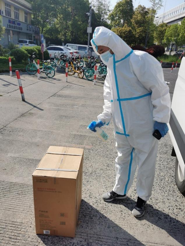 　　图：工作人员对鱼跃制氧机进行消杀