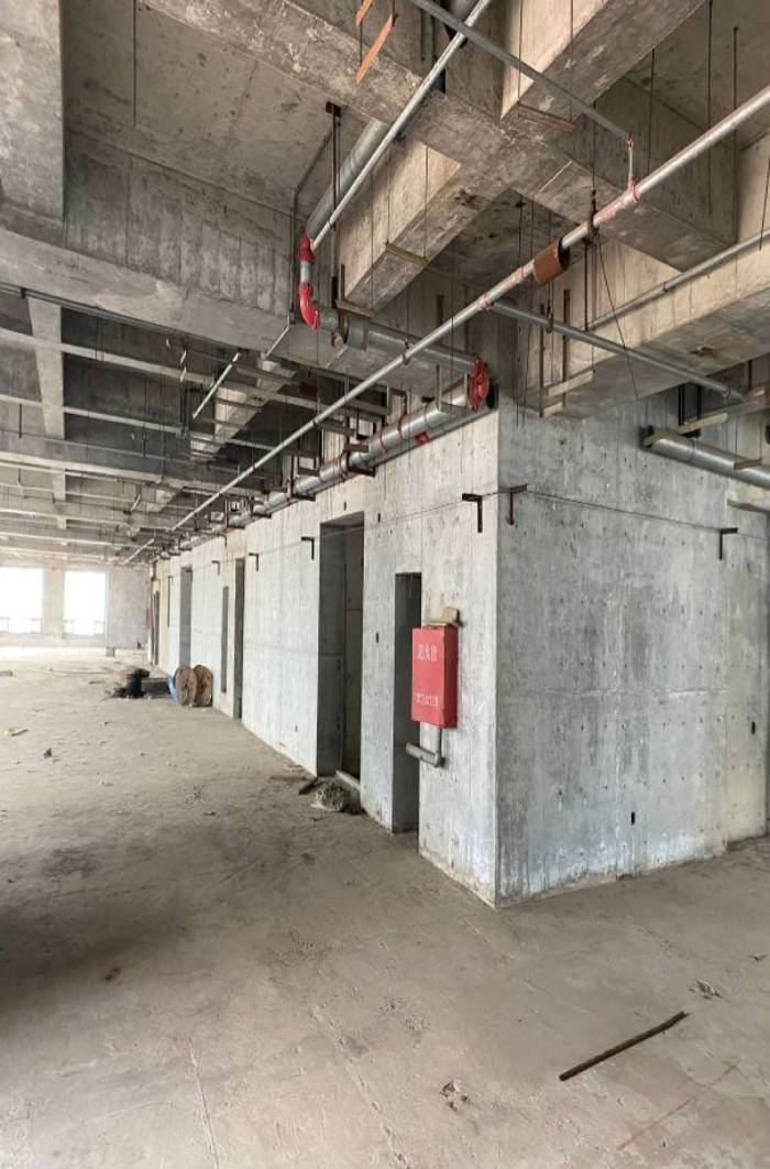 青岛财富中心Q1内部情况。 图源 阿里拍卖网所示评估报告