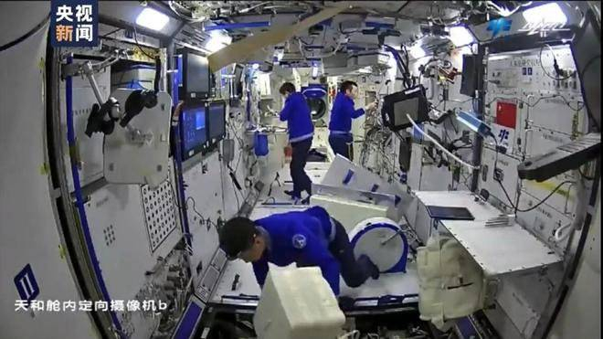 神舟十三号乘组工作。图片来源：央视新闻