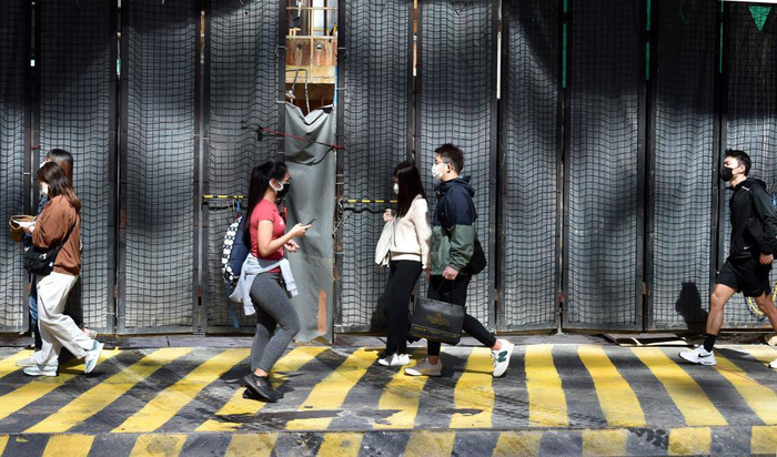 3月1日，香港中环，市民佩戴口罩出行。新华社记者 卢炳辉 摄