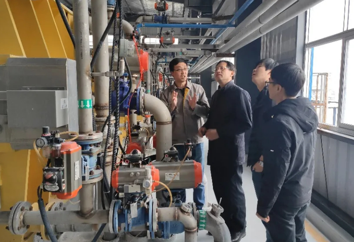 与团队成员一起下车间科技服务（吴立新团队供图）