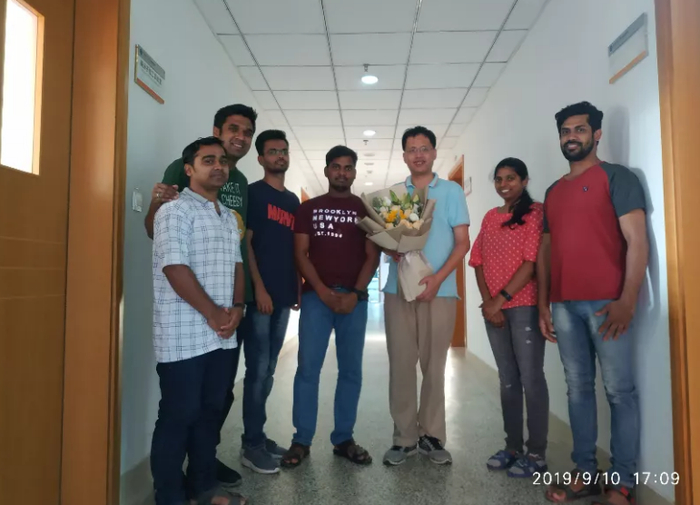 留学生教师节送花（吴立新团队供图）