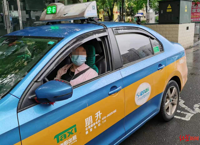 ▲4月14日，四川资阳，一辆出租车上的“的姐”。