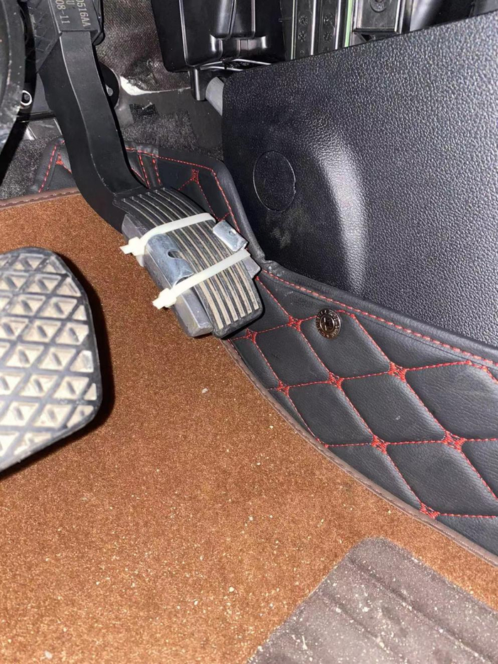 （油门踏板增加配重块 图片由车主提供）