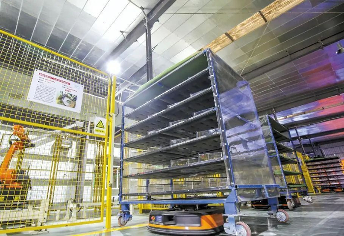 美的冰箱荆州工厂注塑黑灯车间，智能小车忙着转运货物。潘路 张梦瑶 张灵杉 摄