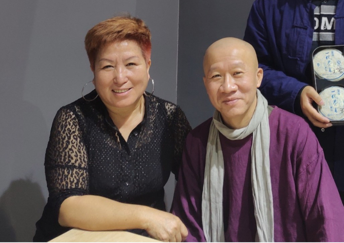 王霞（左）和十八先生（右）合影