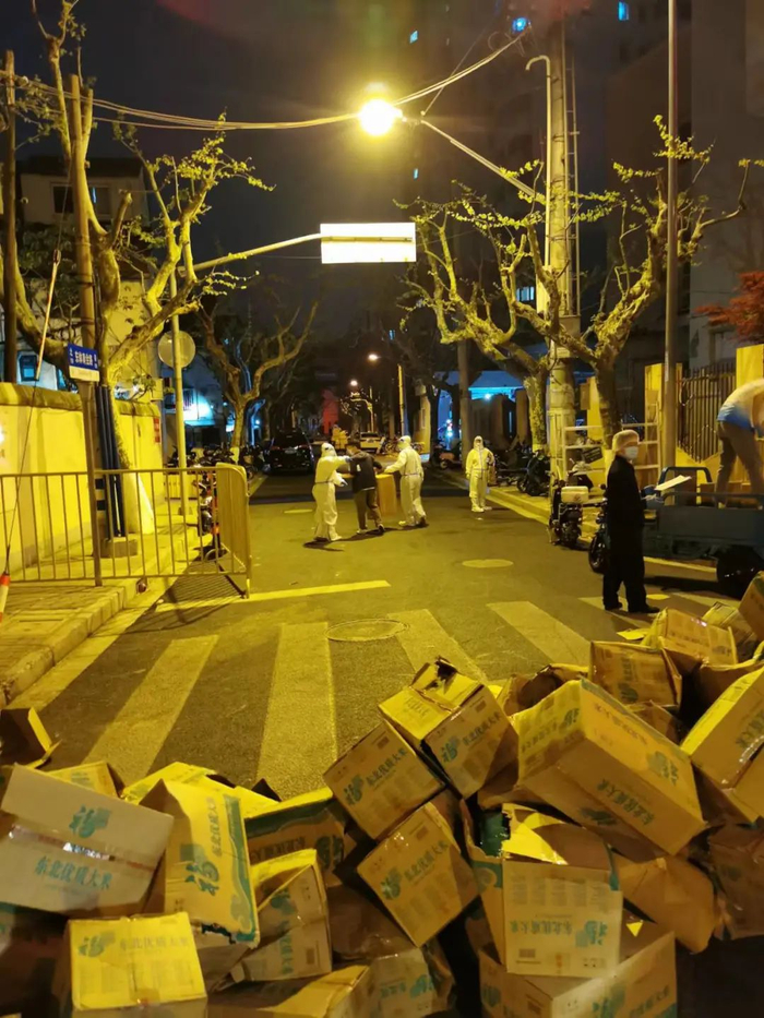  志愿者紧急给95岁爷爷送制氧机（受访者供图）