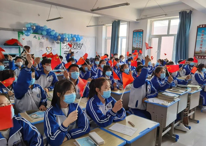 ·2022年4月16日，翟志刚的母校龙江二中师生收看实况直播。（图片来源：黑龙江日报）