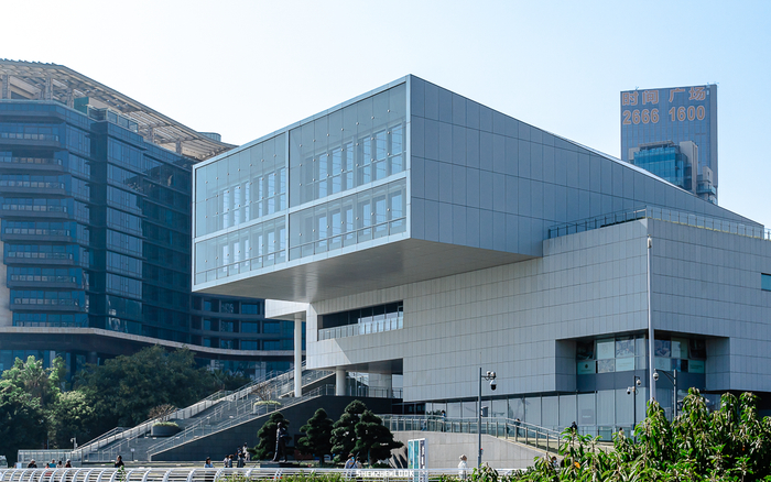 海上世界文化艺术中心，紧邻蛇口海湾，远眺香港山峰。