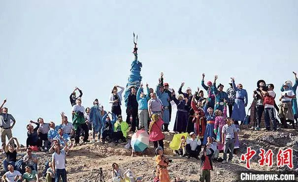 图为牧民观看神舟十号发射。