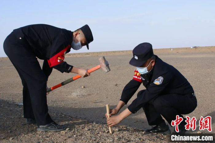 图为民警对东风着陆场周边做好管控，迎接神舟十三返回。斯琴巴图 摄