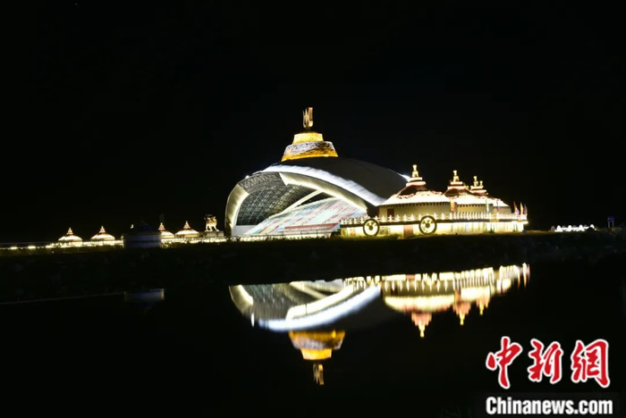 图为格根塔拉夜景。