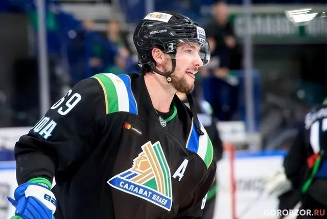 一名乌法队冰球运动员 图源：外媒