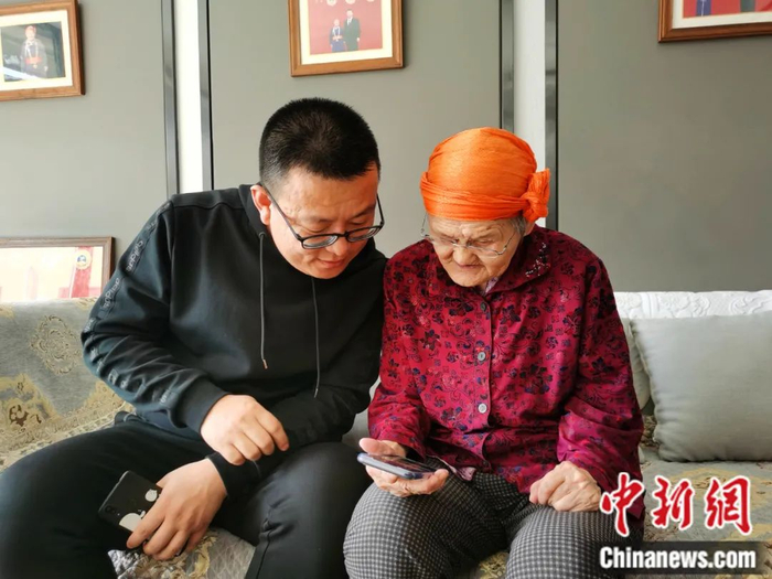 图为都贵玛接受中新社记者采访。 中新社记者 李爱平 摄