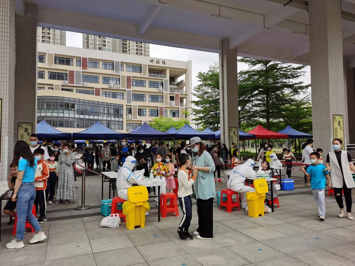 4月16日早上9点，禅城区环湖小学组织学生回校有序测核酸。
