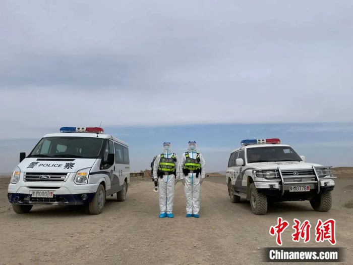 图为阿拉善公安迎接航天英雄回家。常力哲 摄