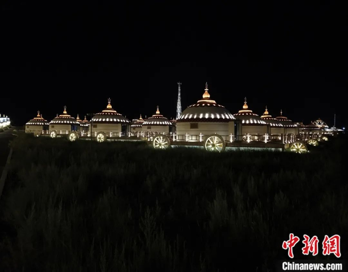 图为夜色中的现代蒙古包。 中新社记者 张林虎 摄