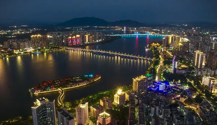 清远市区一江两岸夜景。清远日报记者 江元威 摄