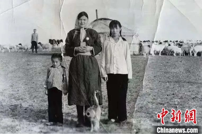 图为都贵玛（中）年轻时候的照片。