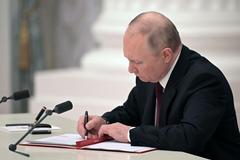 俄媒：普京签署俄公司从外国股市退市的法令(附解读)