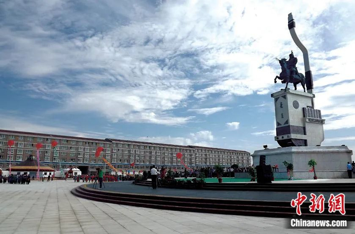 图为四子王旗哈撒尔广场。