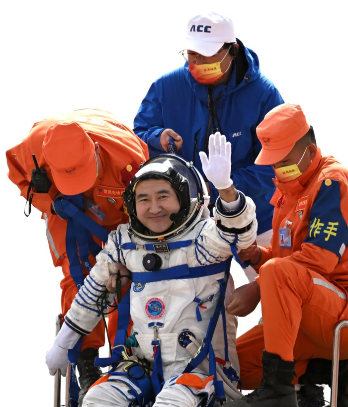 4月16日，航天员翟志刚安全顺利出舱