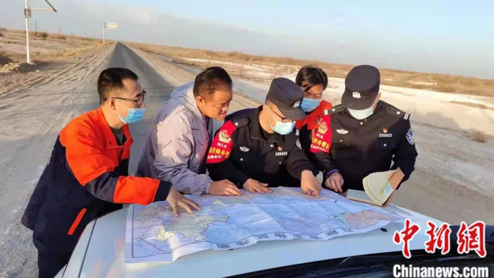 图为民警对东风着陆场周边做好管控，迎接神舟十三返回。斯琴巴图 摄