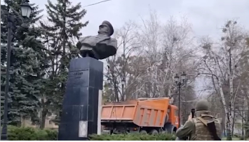　4月17日，哈尔科夫市朱可夫半身雕像正被移除。图源：俄媒视频截图