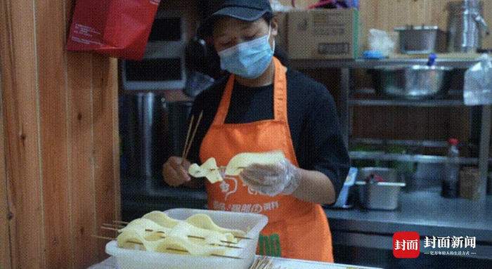 ▲ 吉极么英扎在课余时间勤工俭学