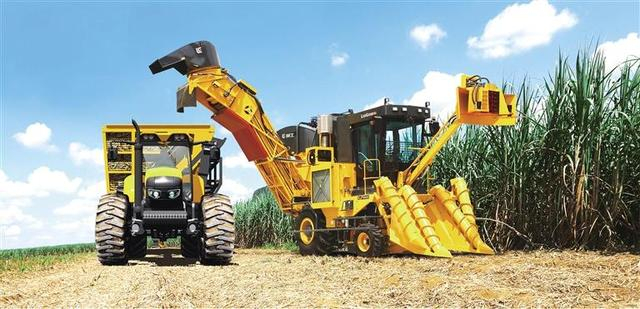 柳工农机甘蔗收获机正在进行甘蔗收获作业。（资料图片）
