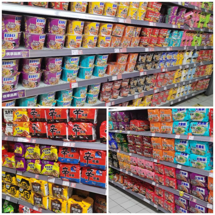 北京东城区广渠门内家乐福超市内，多个品牌的“酸菜”口味方便面已上架。 图/新京报记者 刘欢