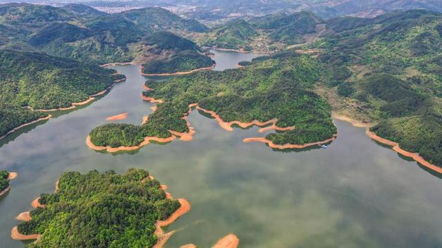  福建武夷山东溪水库春色。（邱汝泉 摄）