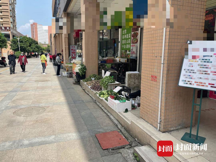 ▲ 步行街上合规摆在阶檐处的摊位