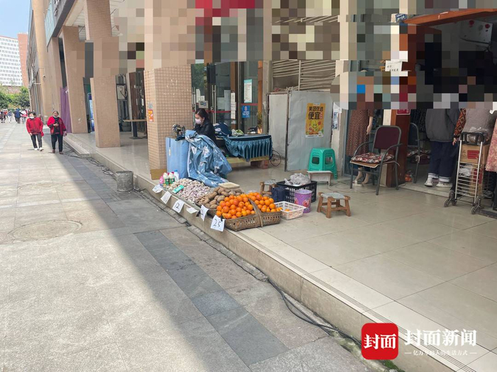 ▲ 步行街上合规摆在阶檐处的摊位