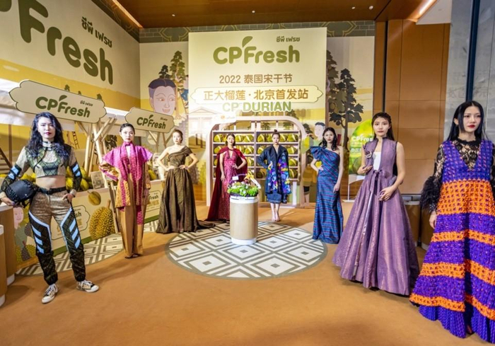 　　▲在CP Fresh榴莲北京首发站专区，身着泰国服饰的模特展示泰丝之美