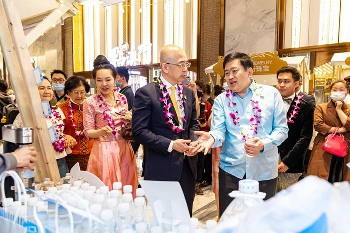 　　▲杨森源COO向阿塔育·习萨目阁下及夫人介绍正大新品